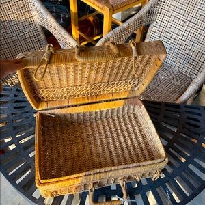 (1) Vintage Farmhouse Wicker 🧺 Picnic Baskets/Multi-use